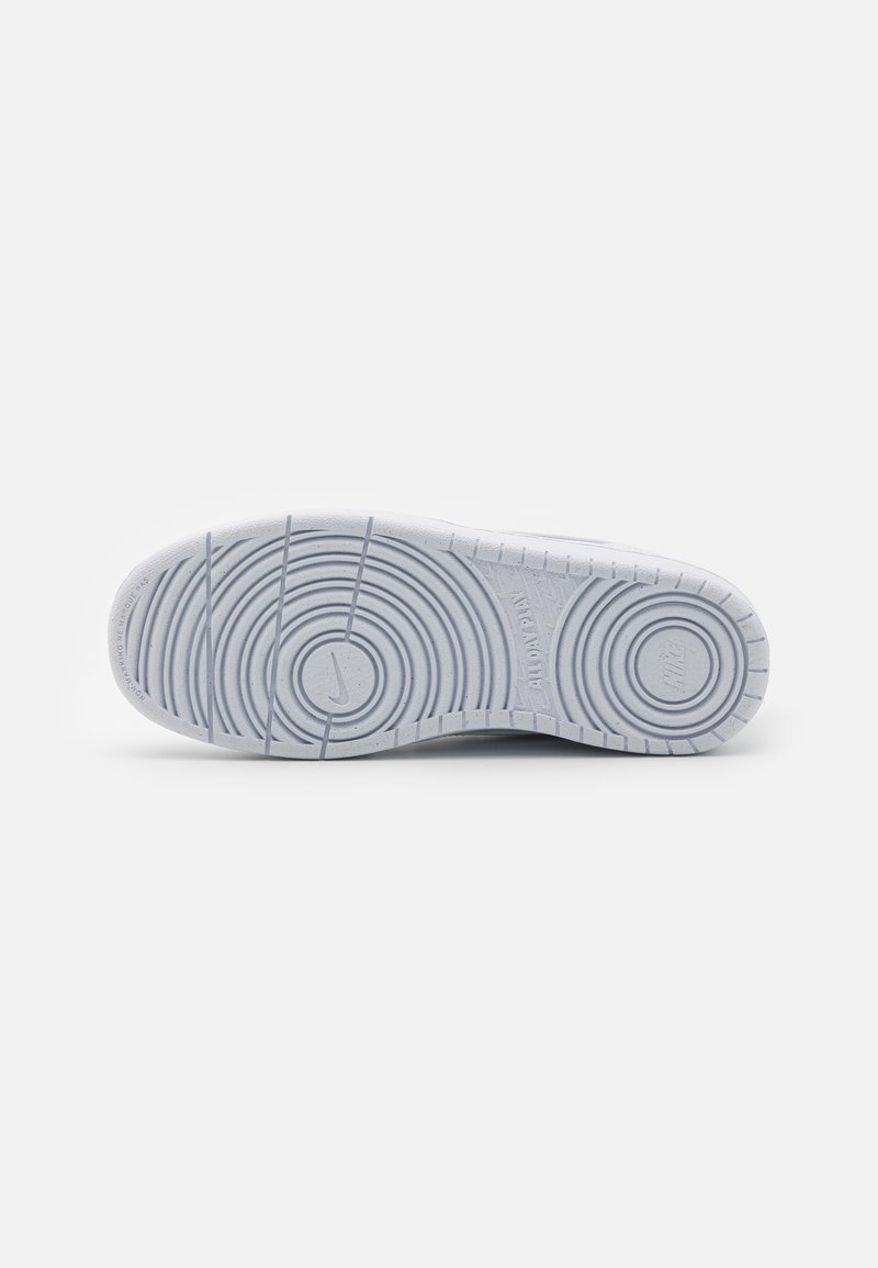 Nike Sportswear Nike Sportswear COURT BOROUGH RECRAFT UNISEX - Trainers - white Vatertagsangebot