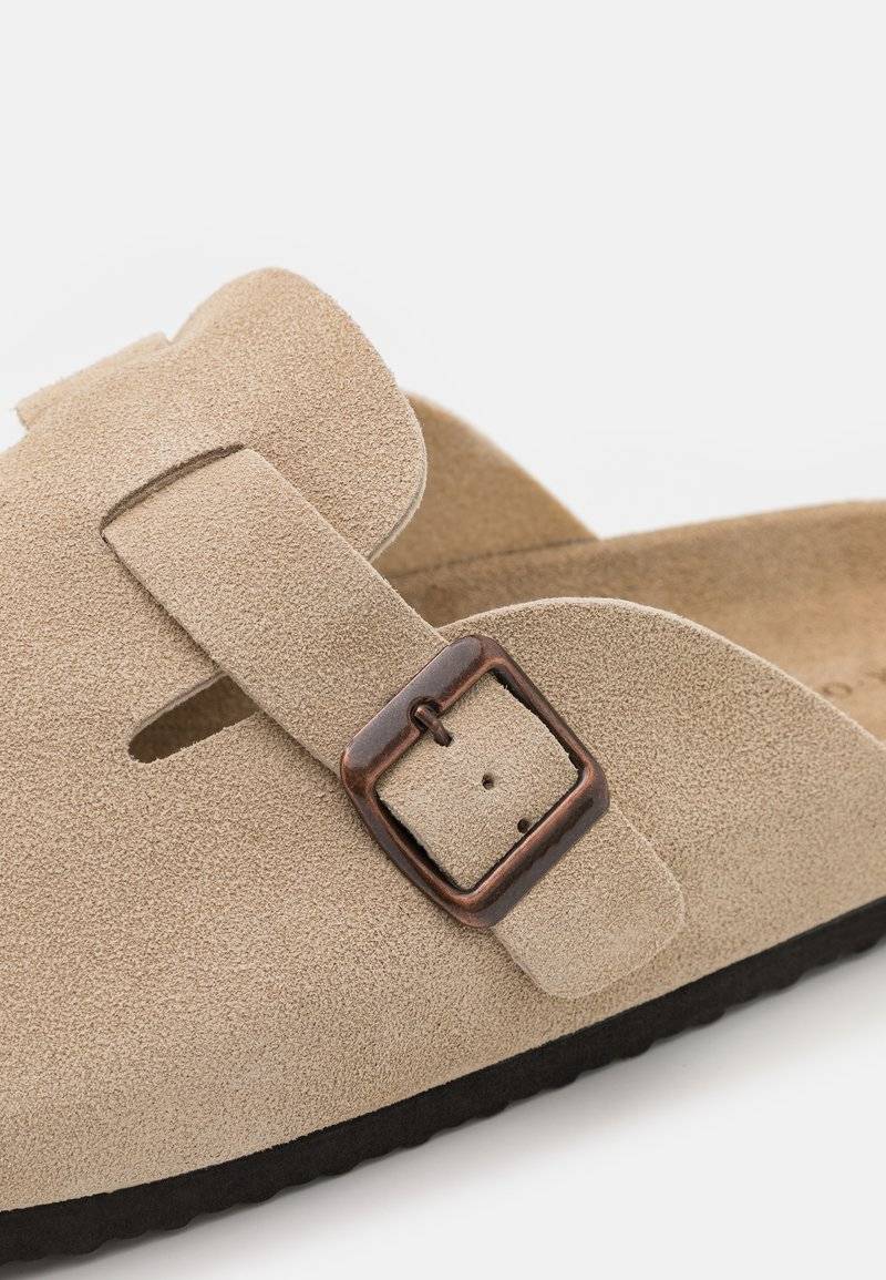Pier One Pier One LEATHER UNISEX - Slippers - beige Neuheiten
