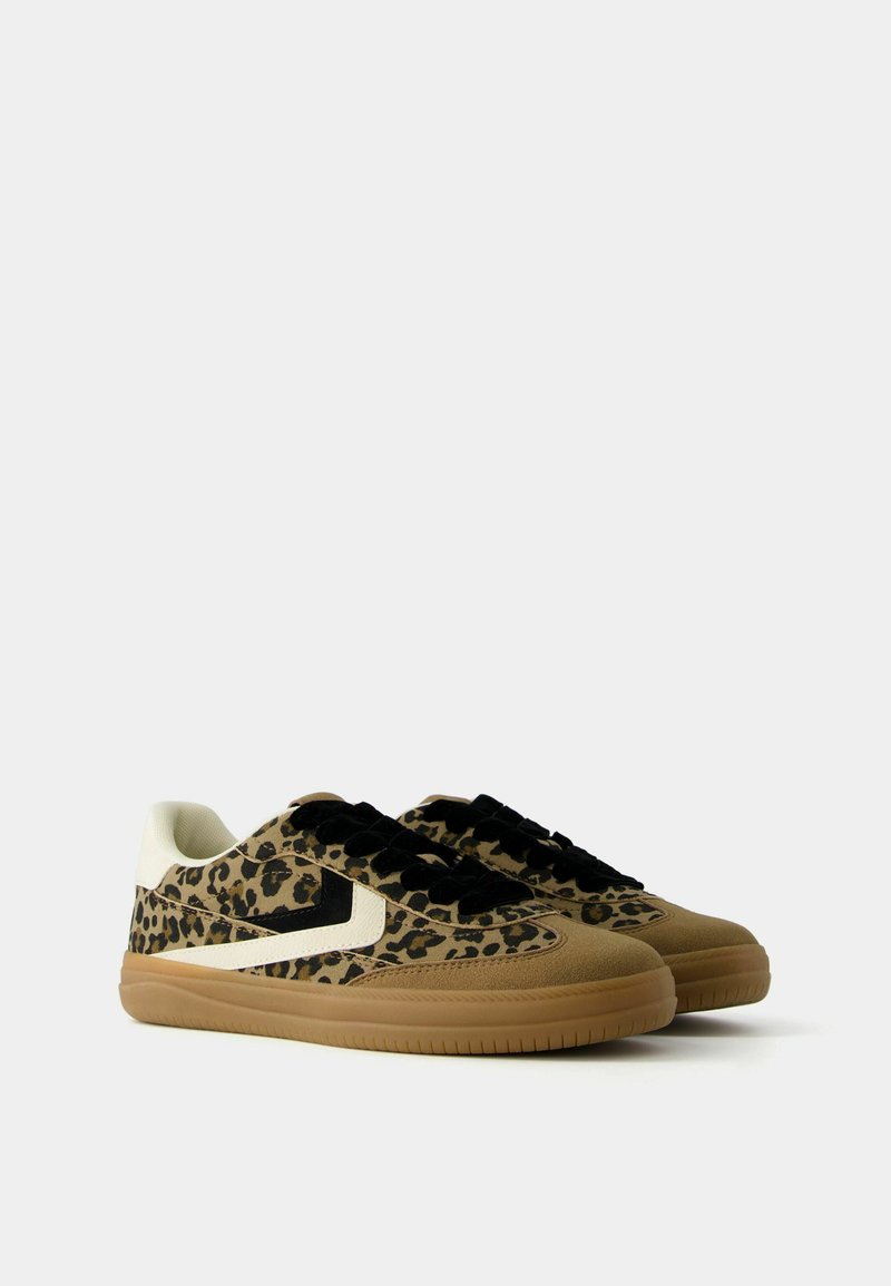 Bershka Bershka RETRO ANIMAL PRINT - Trainers Bestseller