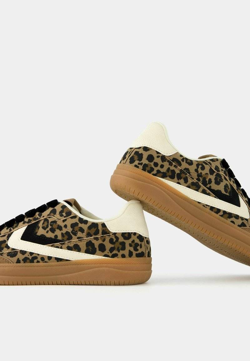 Bershka Bershka RETRO ANIMAL PRINT - Trainers Bestseller
