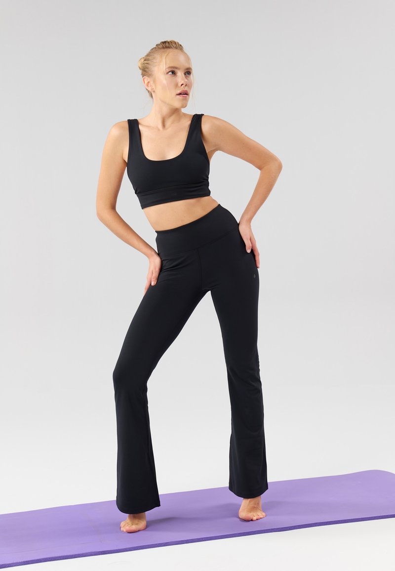 Even&Odd active Even&Odd active FLARED LEGGINGS - Tracksuit bottoms - black Valentinstagsangebot
