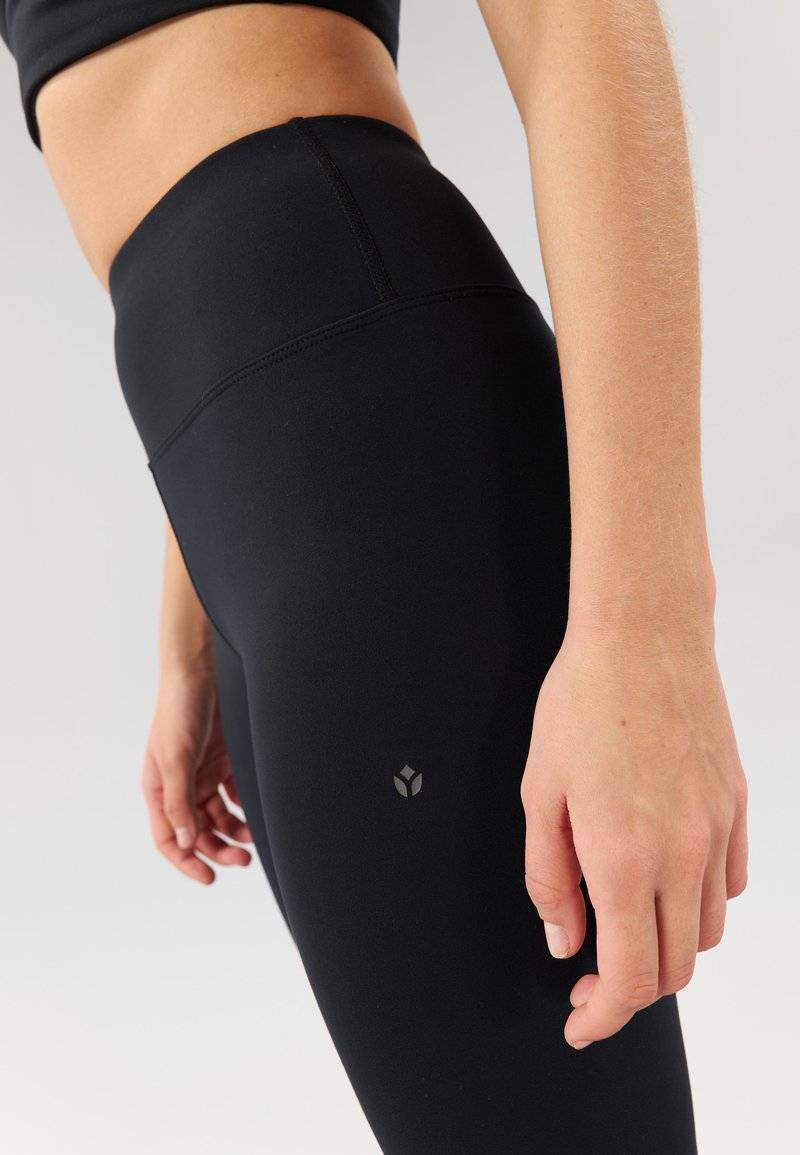 Even&Odd active Even&Odd active FLARED LEGGINGS - Tracksuit bottoms - black Valentinstagsangebot