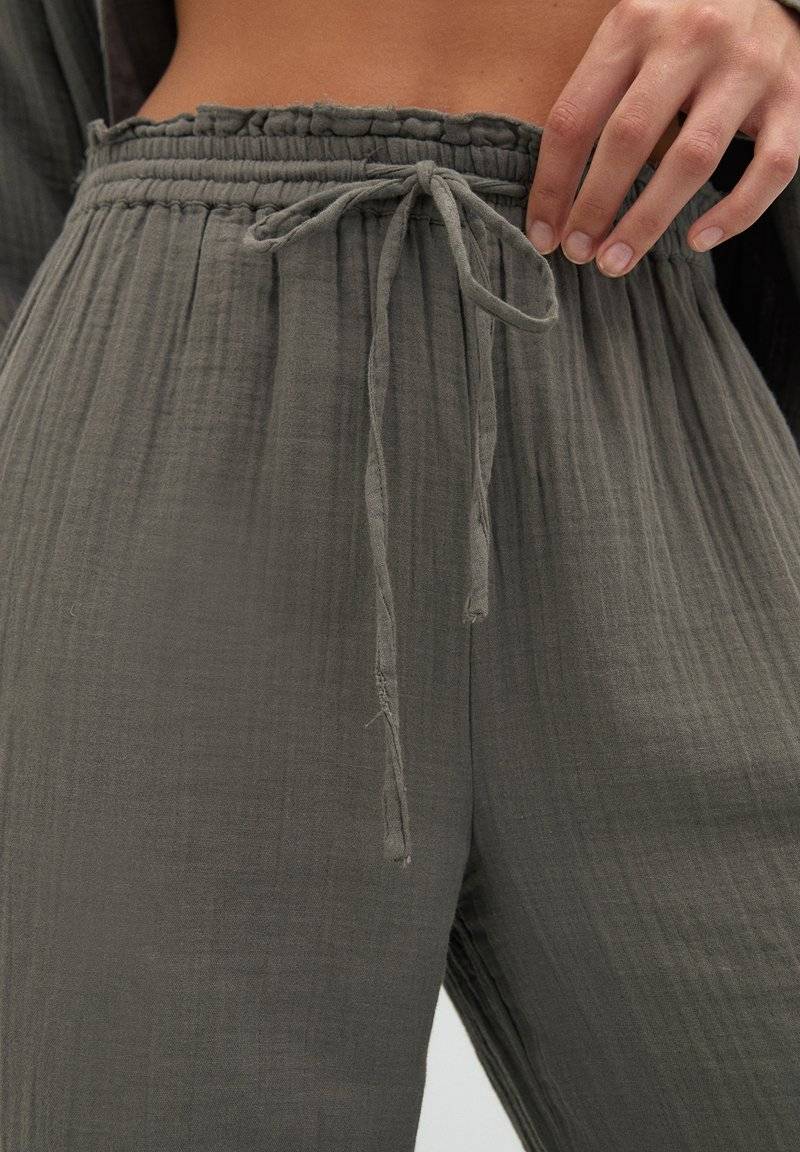 PULL&BEAR PULL&BEAR CREASED WITH FRAYED HEMS - Trousers - dark grey Saisonale Angebote