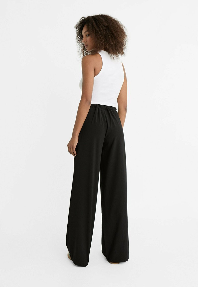 Stradivarius Stradivarius WITH BUCKLE DETAIL - Trousers - black Tägliche Deals