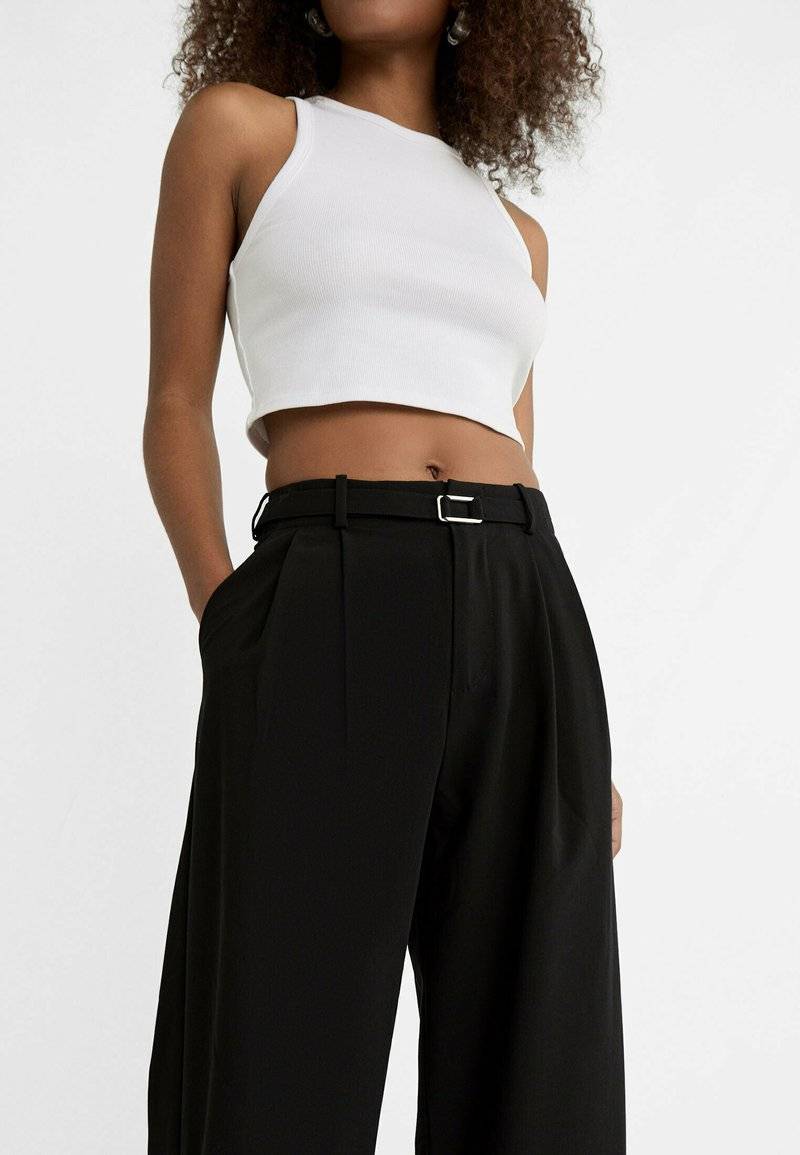 Stradivarius Stradivarius WITH BUCKLE DETAIL - Trousers - black Tägliche Deals