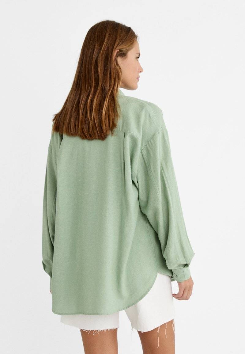 Stradivarius Stradivarius RUSTIKALES DAILY - Button-down blouse - khaki Begrenzte Freigabe