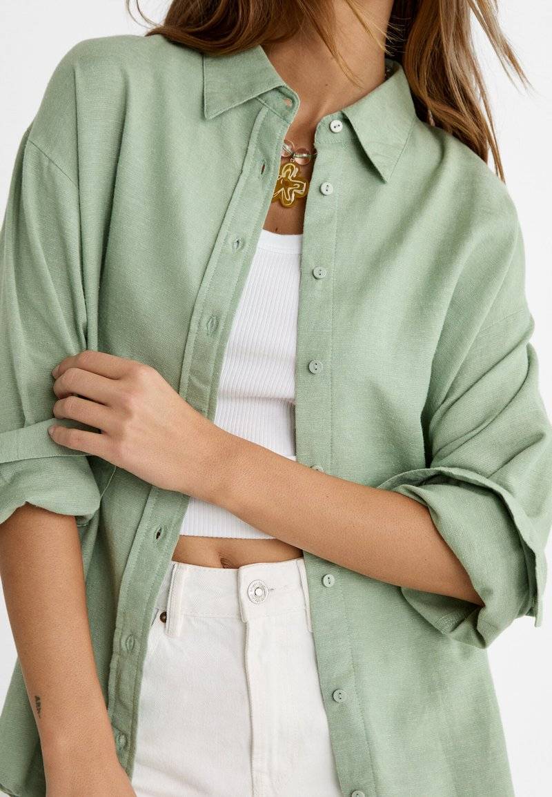 Stradivarius Stradivarius RUSTIKALES DAILY - Button-down blouse - khaki Begrenzte Freigabe