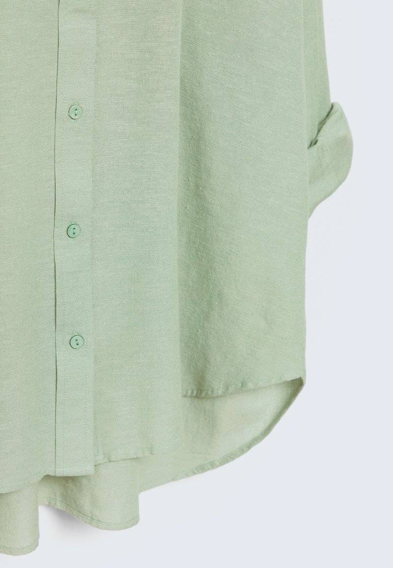 Stradivarius Stradivarius RUSTIKALES DAILY - Button-down blouse - khaki Begrenzte Freigabe