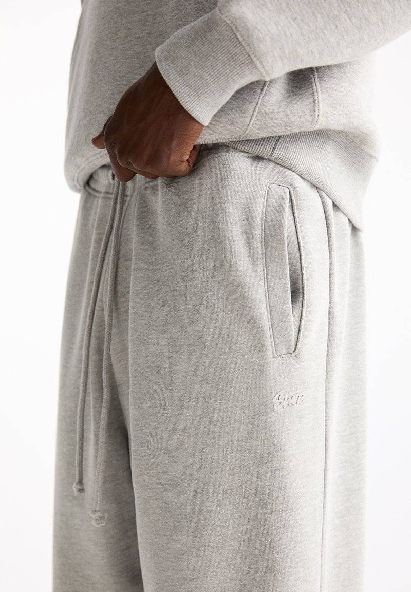 PULL&BEAR PULL&BEAR WIDE JOGGERS - Tracksuit bottoms - light grey Riesige Rabatte