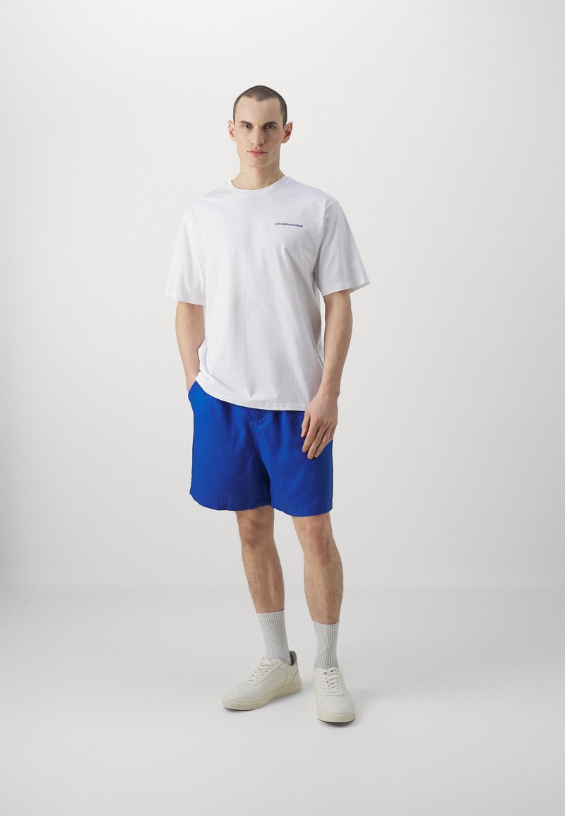 Les Benjamins Les Benjamins RELAXED TEE UNISEX - Print T-shirt - white 50% Rabatt mit kostenlosem Versand