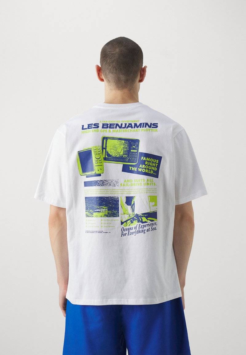 Les Benjamins Les Benjamins RELAXED TEE UNISEX - Print T-shirt - white 50% Rabatt mit kostenlosem Versand