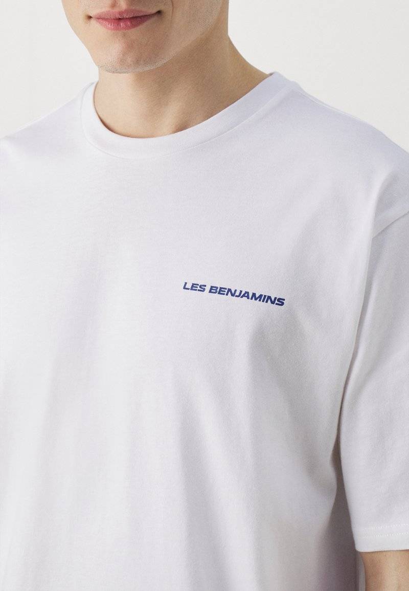 Les Benjamins Les Benjamins RELAXED TEE UNISEX - Print T-shirt - white 50% Rabatt mit kostenlosem Versand