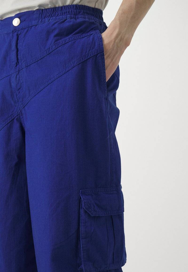 Les Benjamins Les Benjamins PANT UNISEX - Cargo trousers - blue 2025