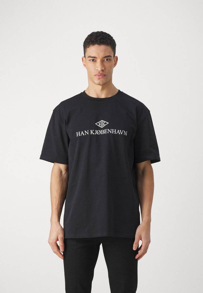 Han Kjøbenhavn Han Kjøbenhavn LOGO BOXY TEE UNISEX - Print T-shirt - black Limitierter Zeitrabatt
