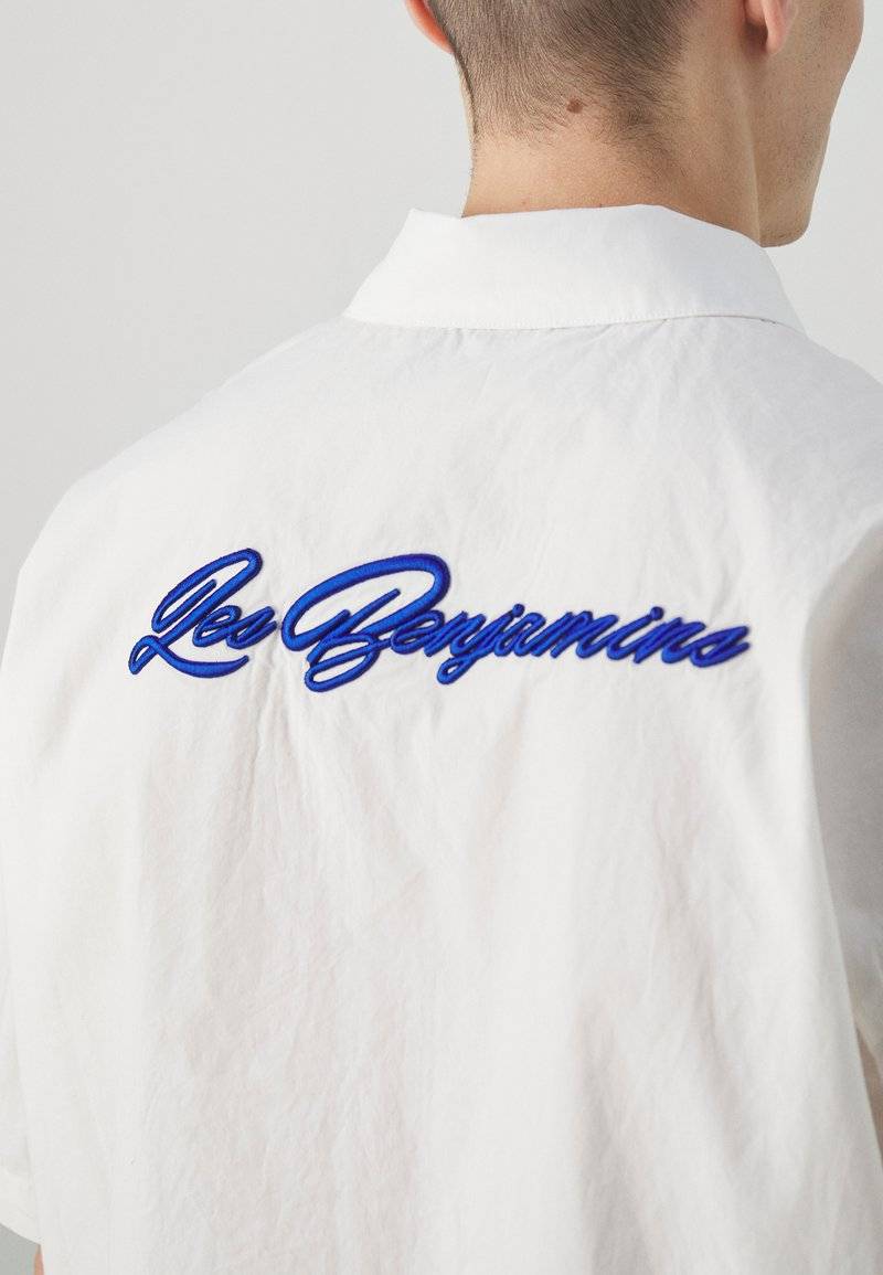 Les Benjamins Les Benjamins SHORT SLEEVE UNISEX - Button-down blouse - white Valentinstagsangebot