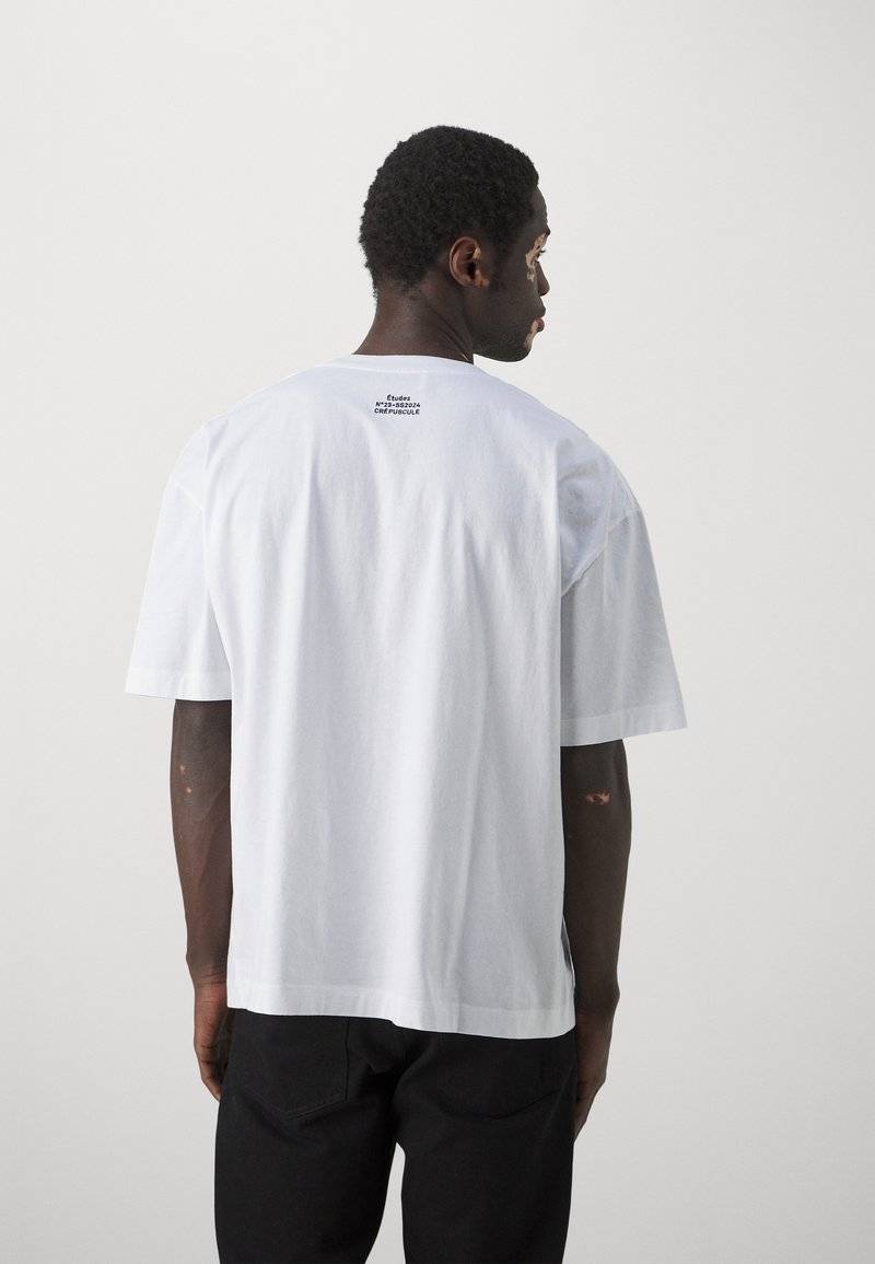 Études Études SPIRIT GUARDIAN UNISEX - Print T-shirt - white Große Rabatte