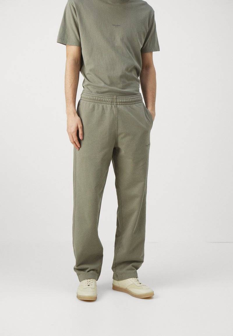 Holzweiler Holzweiler LAGOON OSLO TROUSERS UNISEX - Tracksuit bottoms - green Bestseller