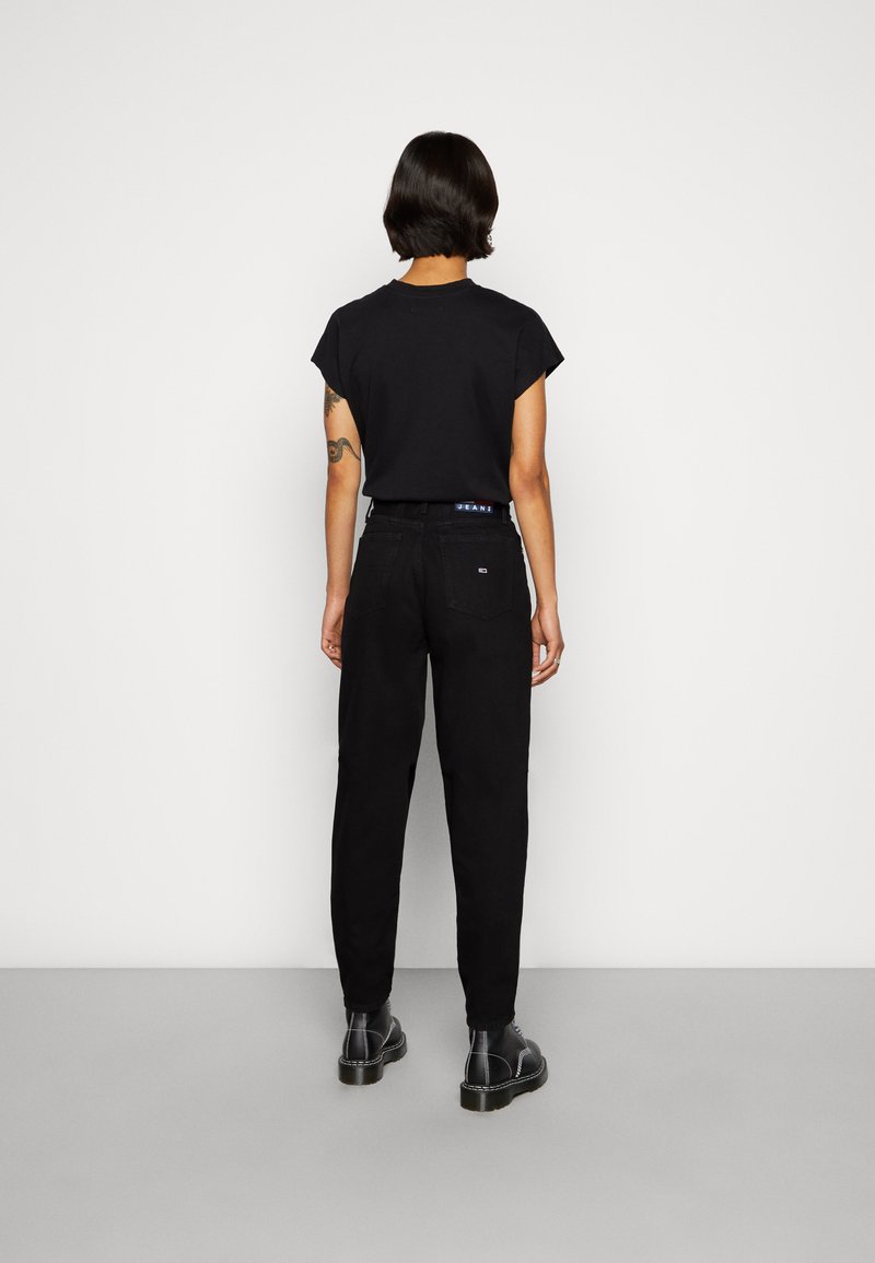 Tommy Jeans Tommy Jeans MOM ULTRA HIGH RISE JEAN TAPERED - Relaxed fit jeans - denim black VIP-Rabatte
