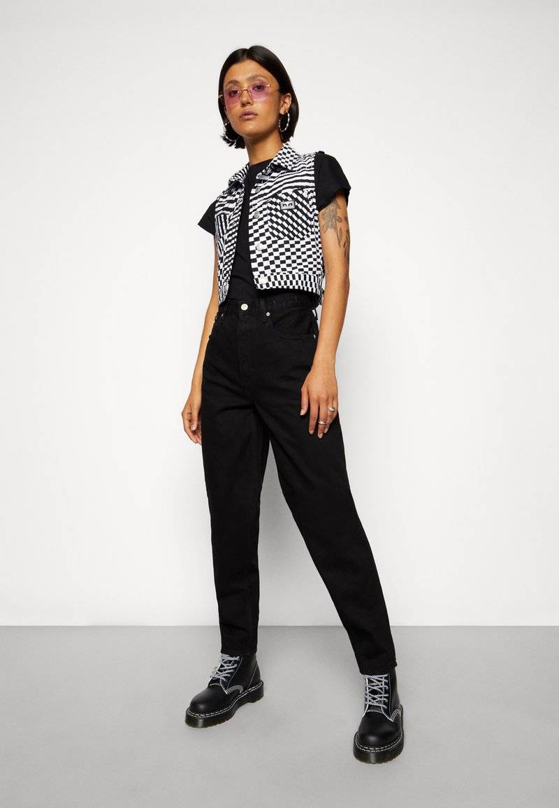 Tommy Jeans Tommy Jeans MOM ULTRA HIGH RISE JEAN TAPERED - Relaxed fit jeans - denim black VIP-Rabatte