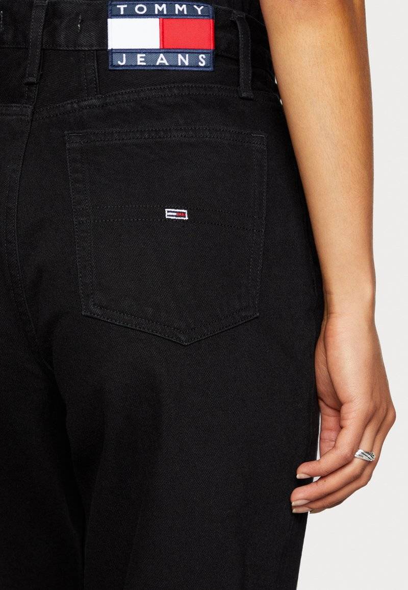Tommy Jeans Tommy Jeans MOM ULTRA HIGH RISE JEAN TAPERED - Relaxed fit jeans - denim black VIP-Rabatte