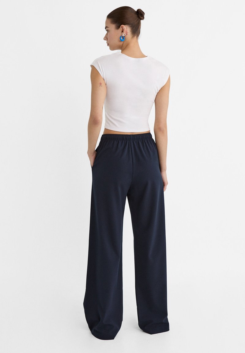 Stradivarius Stradivarius LONG FLOWING - Trousers - mottled dark blue Nur noch ein Tag übrig