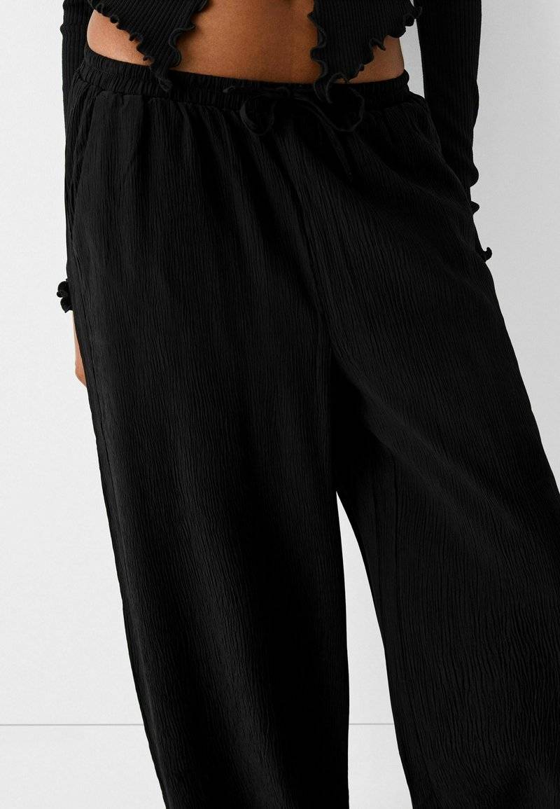 Bershka Bershka Trousers - black Neueste Stile
