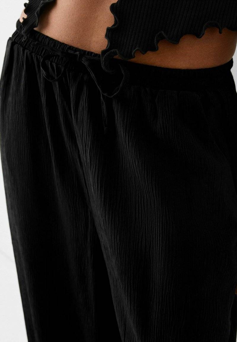 Bershka Bershka Trousers - black Neueste Stile