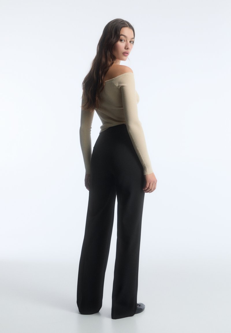 PULL&BEAR PULL&BEAR IM REGULAR-FIT MIT ZIERNAHT VORNE - Trousers - black Sonderangebot der Fabrik