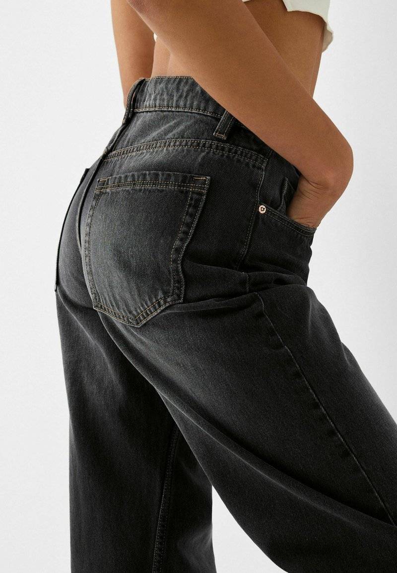 Bershka Bershka BAGGY - Flared Jeans - black Nur noch ein Tag übrig