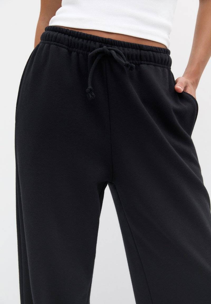 PULL&BEAR PULL&BEAR WIDE-LEG - Tracksuit bottoms - black 50% Rabatt mit kostenlosem Versand