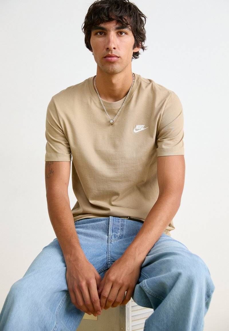 Nike Sportswear Nike Sportswear CLUB TEE - Basic T-shirt - khaki Kostenloser Versand international