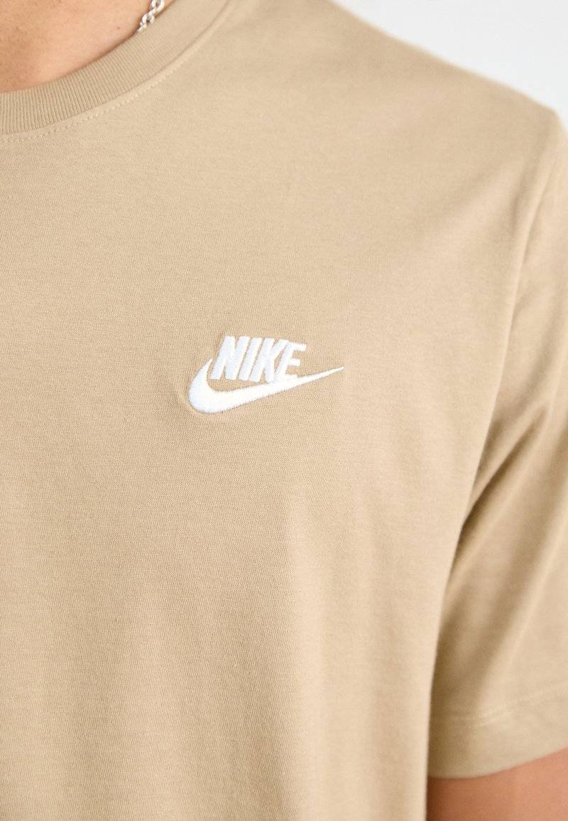 Nike Sportswear Nike Sportswear CLUB TEE - Basic T-shirt - khaki Kostenloser Versand international