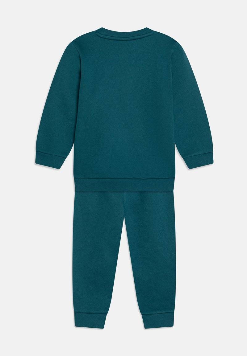 Puma Puma MINICATS CREW UNISEX SET - Tracksuit - cold green Kostenlose Rückgabe