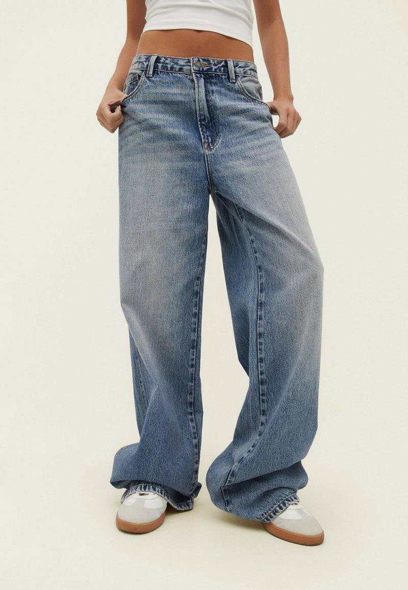 Stradivarius Stradivarius BAGGY - Flared Jeans - blue denim zollfrei