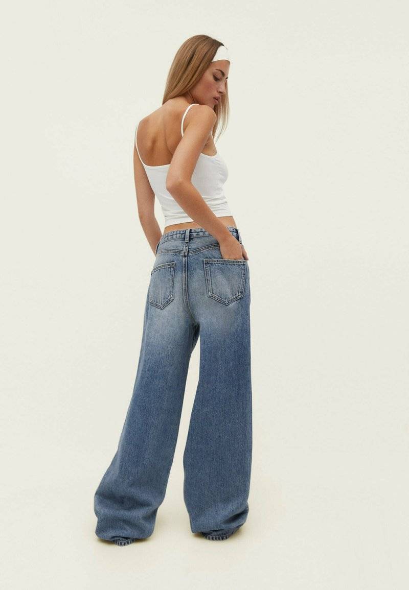 Stradivarius Stradivarius BAGGY - Flared Jeans - blue denim zollfrei