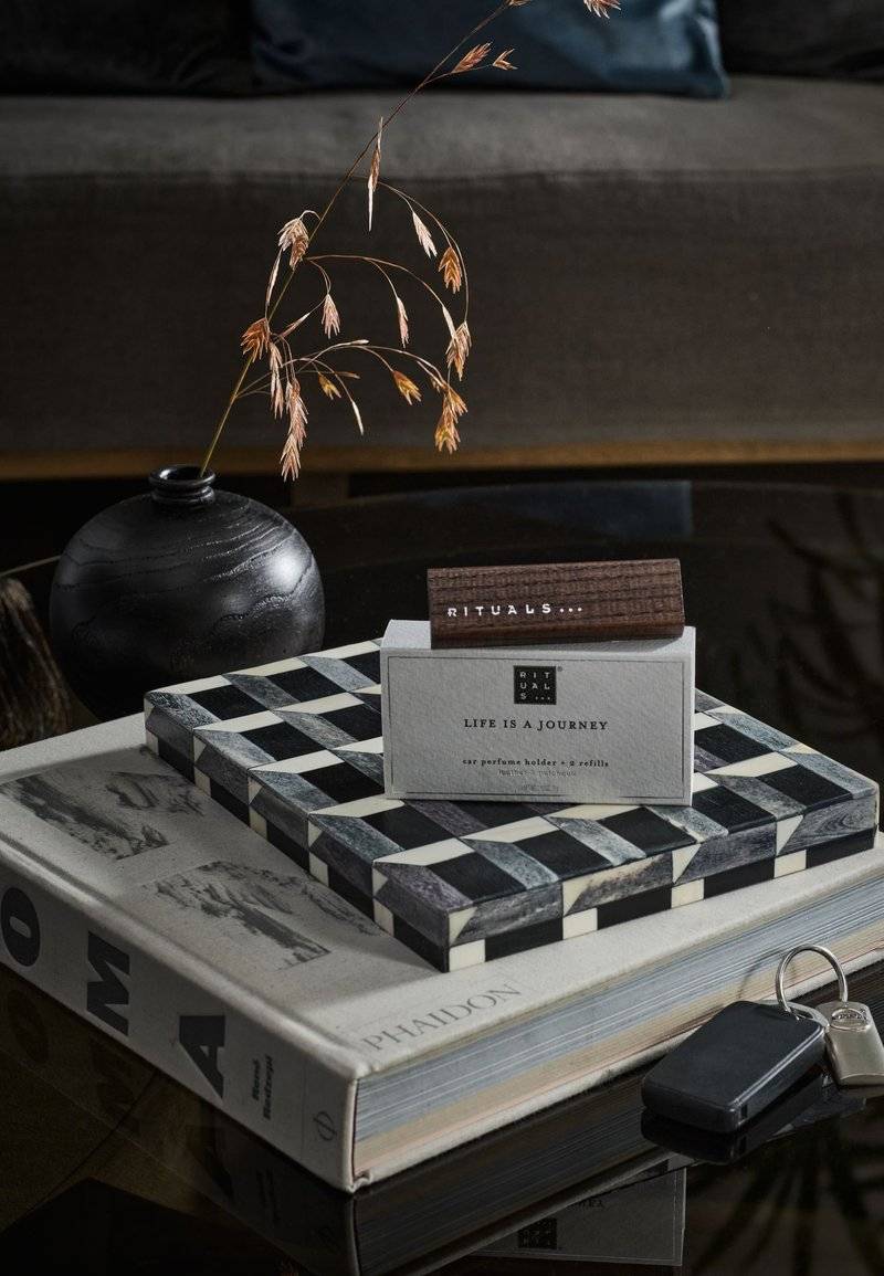 Rituals Rituals CAR PERFUME "LIFE IS A JOURNEY" SPORT - LEATHER, TONKA BEAN & HERBACEOUS PATCHOULI - Home fragrance Black Friday