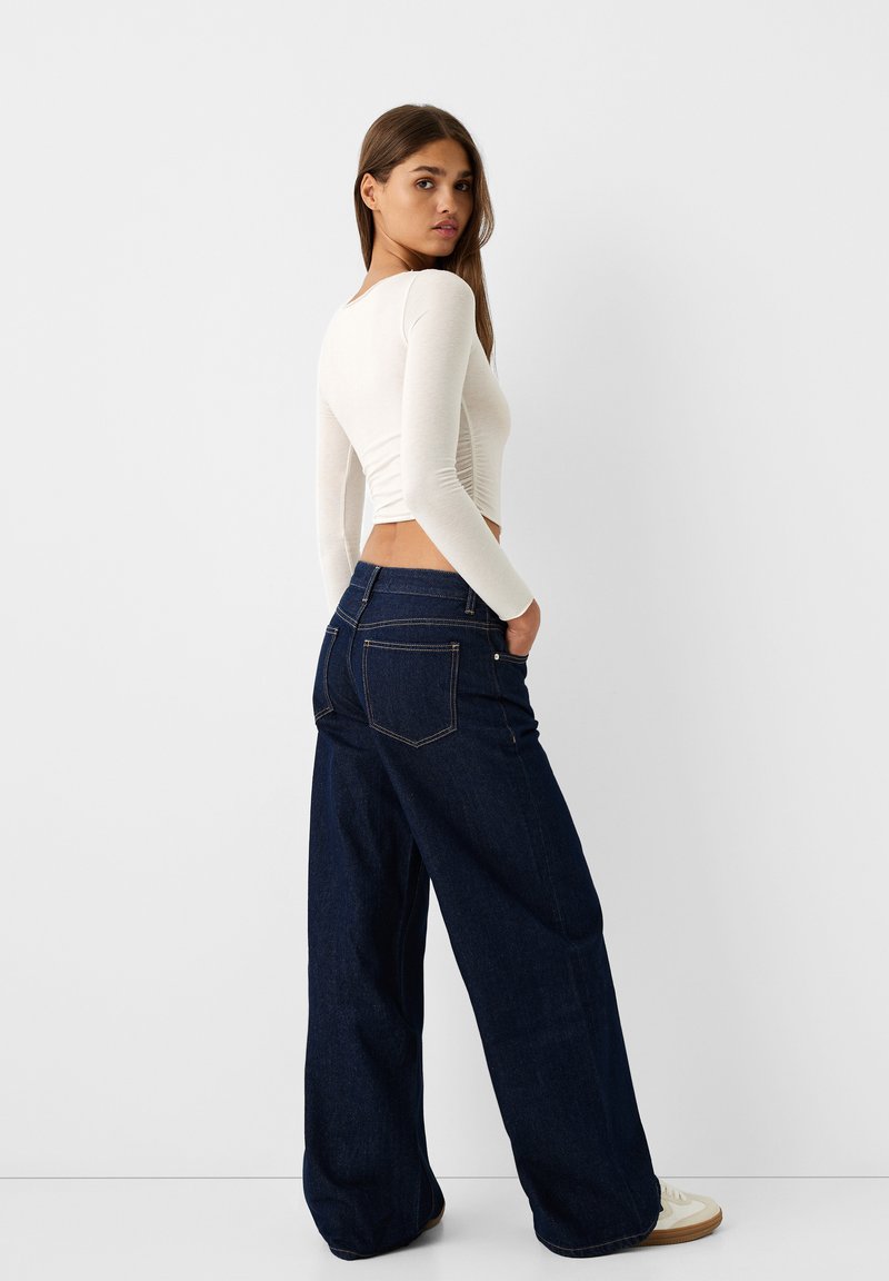 Bershka Bershka WIDE-LEG - Relaxed fit jeans - royal blue Zeitlich begrenztes Angebot