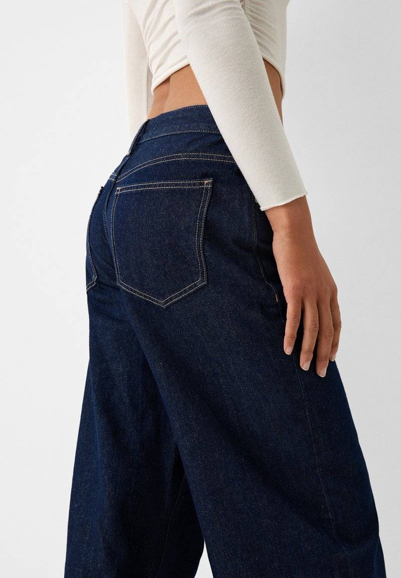 Bershka Bershka WIDE-LEG - Relaxed fit jeans - royal blue Zeitlich begrenztes Angebot