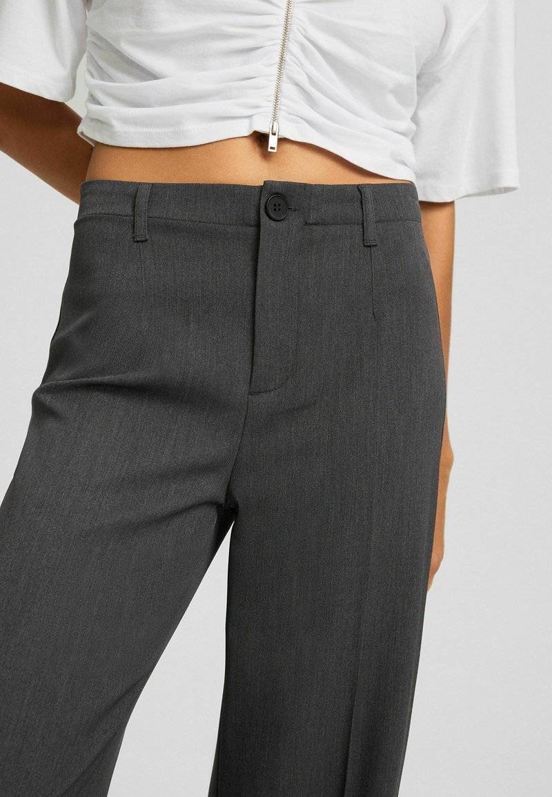 Bershka Bershka WIDE-LEG TAILORED - Trousers - mottled dark grey Neuheiten