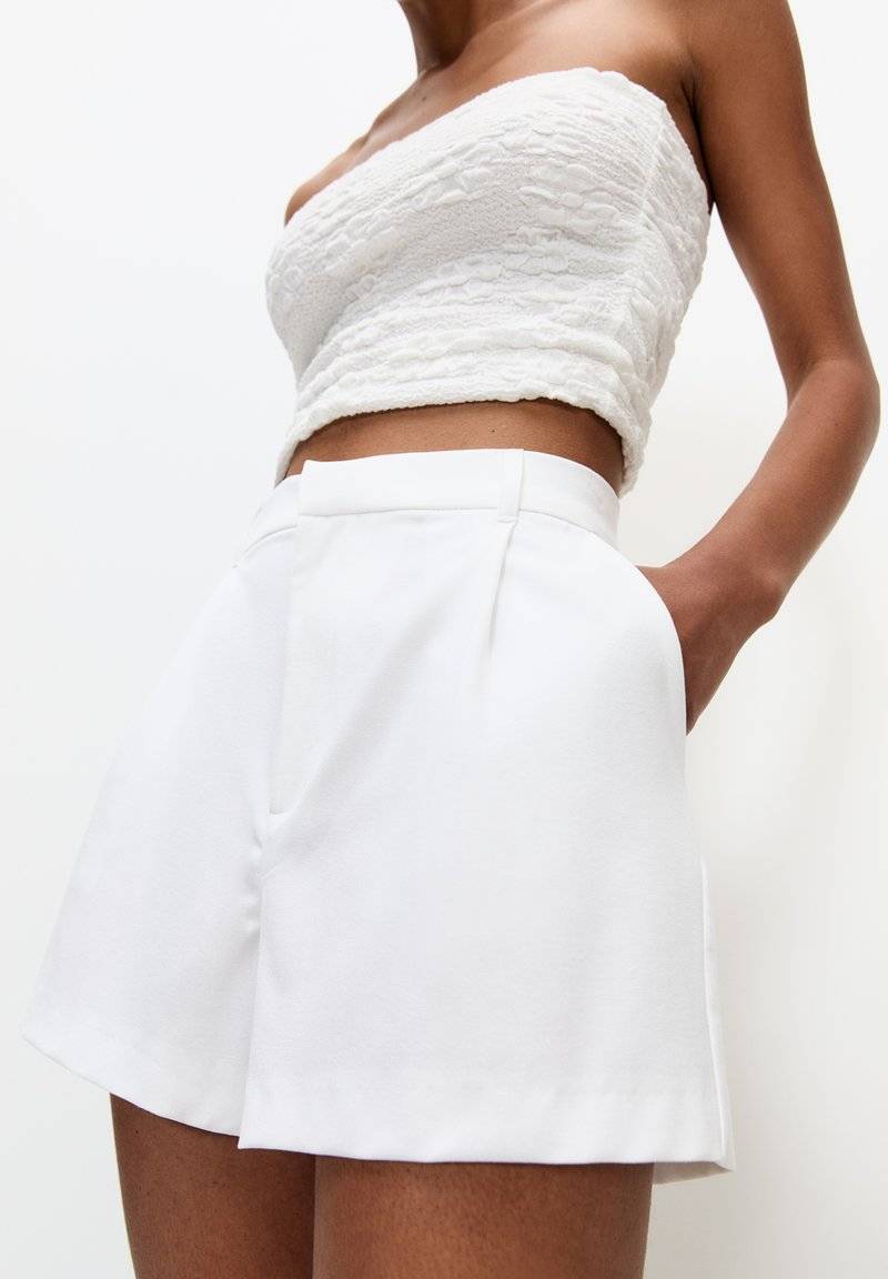 PULL&BEAR PULL&BEAR DARTED - BERMUDA - Shorts - white Wochenangebot