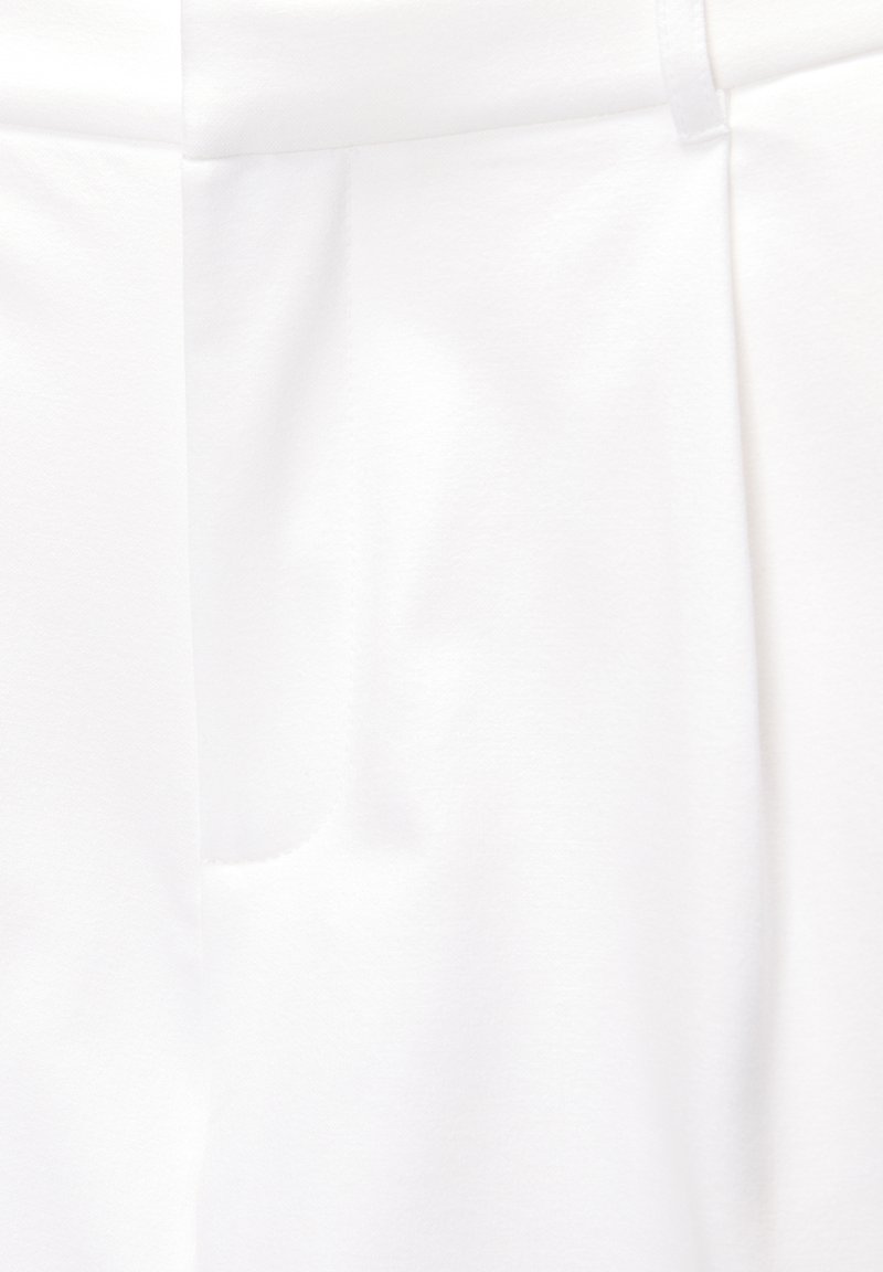 PULL&BEAR PULL&BEAR DARTED - BERMUDA - Shorts - white Wochenangebot