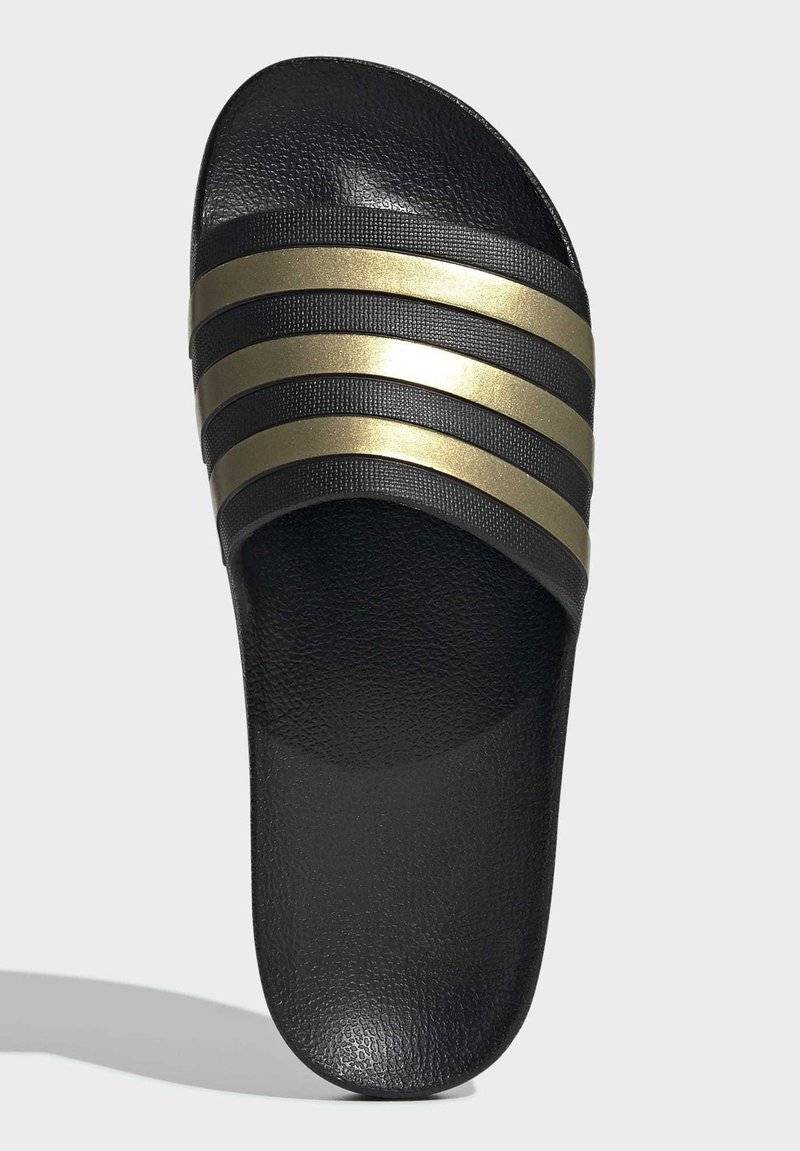 adidas Sportswear adidas Sportswear ADILETTE AQUA - Pool slides - core black gold met core black Begrenzt auf 3 Tage