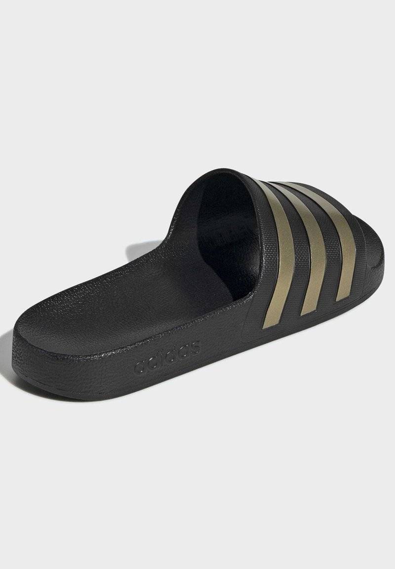 adidas Sportswear adidas Sportswear ADILETTE AQUA - Pool slides - core black gold met core black Begrenzt auf 3 Tage
