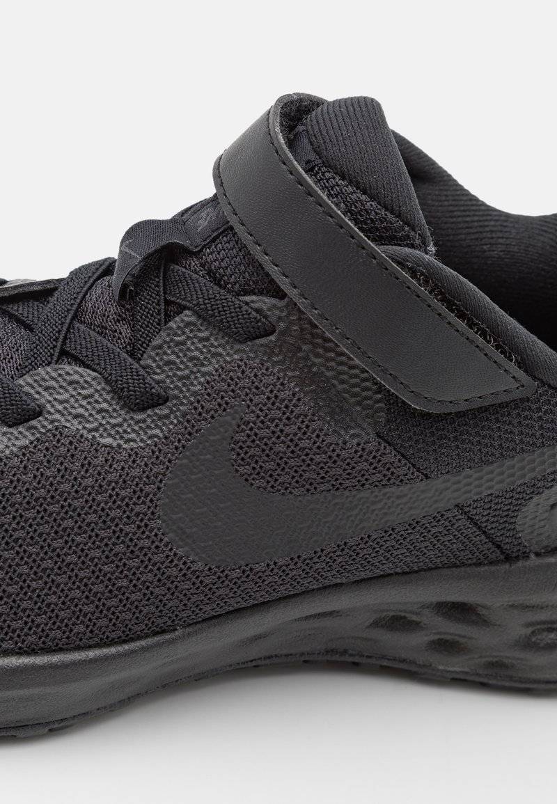 Nike Performance Nike Performance NIKE REVOLUTION 6 FLYEASE (PS - Neutral running shoes - black Verkauf