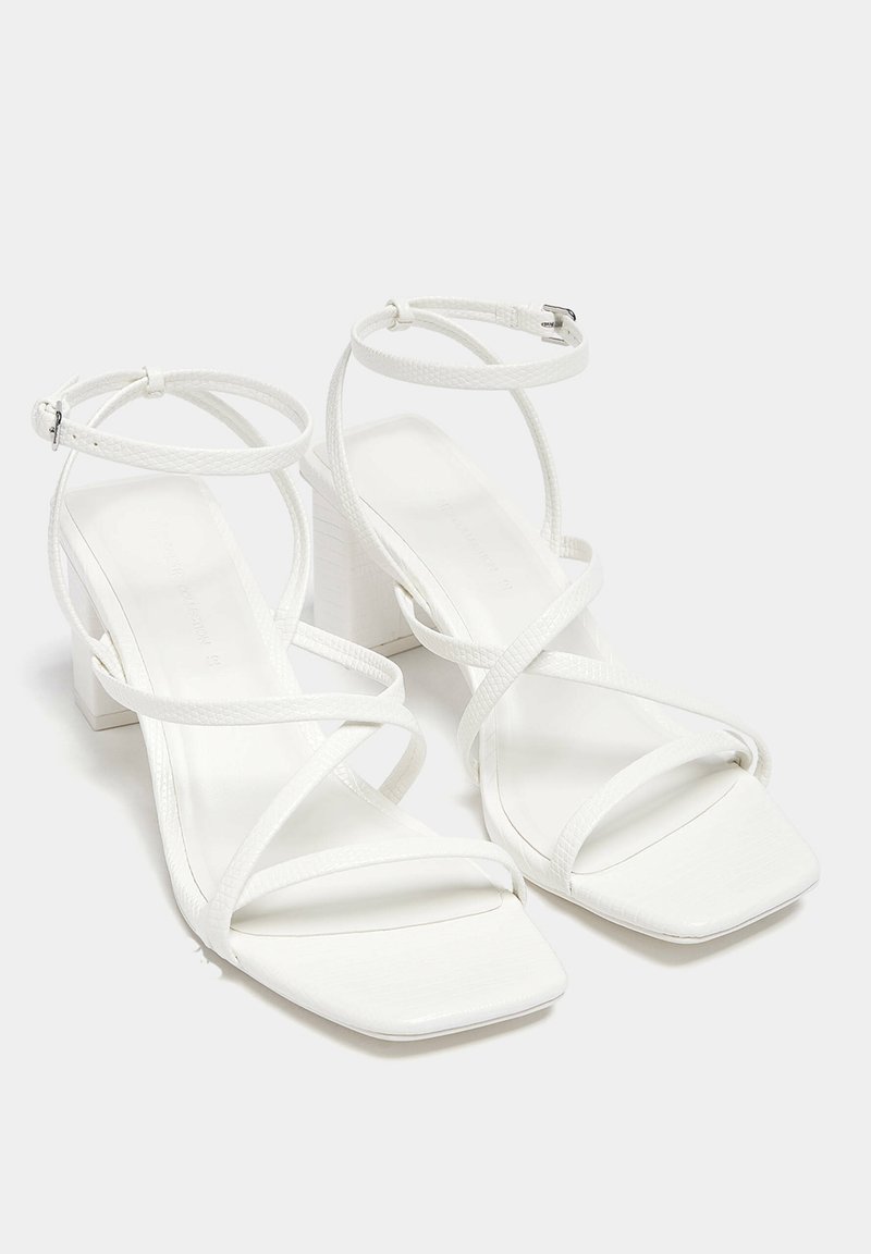 PULL&BEAR PULL&BEAR WITH CROSSOVER STRAPS - Sandals - white Meist gekauft