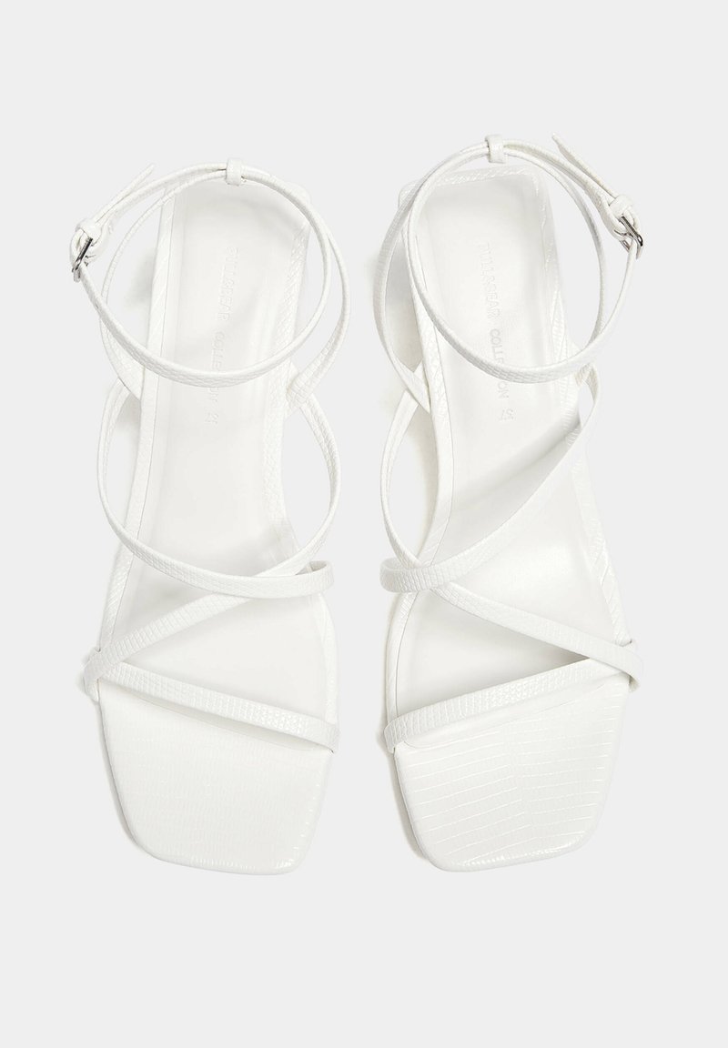 PULL&BEAR PULL&BEAR WITH CROSSOVER STRAPS - Sandals - white Meist gekauft