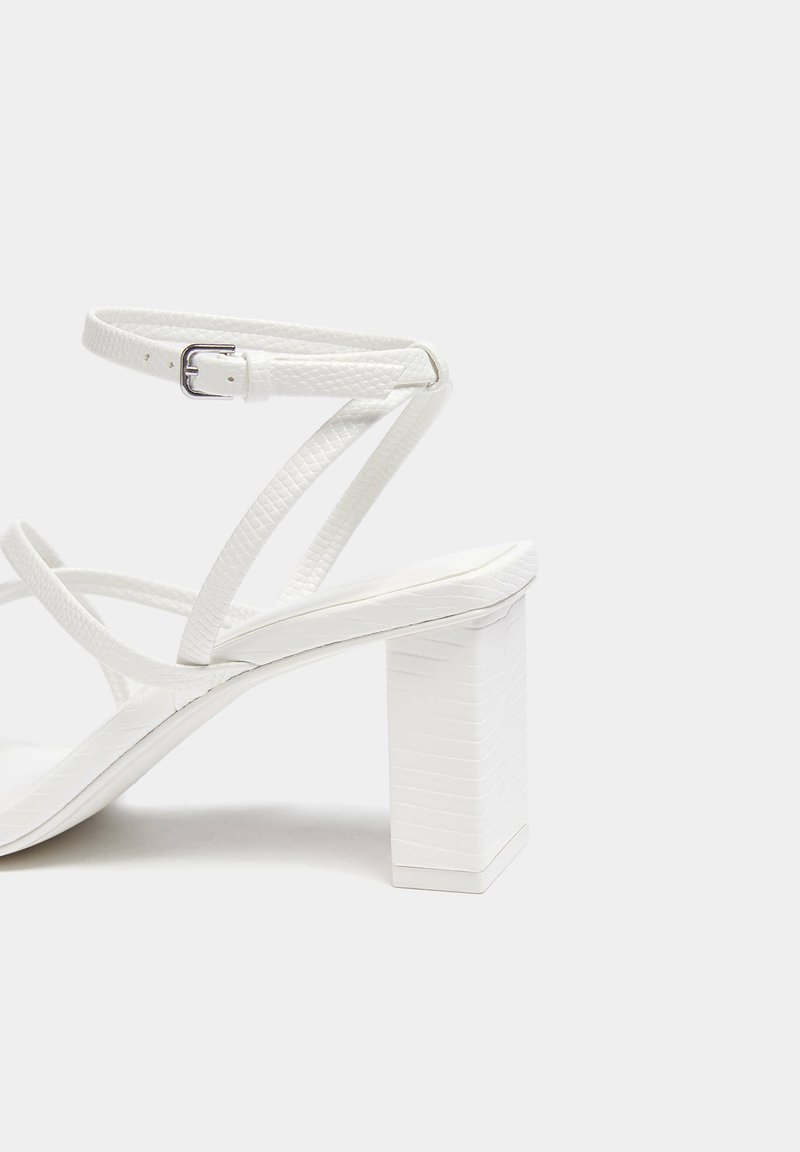 PULL&BEAR PULL&BEAR WITH CROSSOVER STRAPS - Sandals - white Meist gekauft