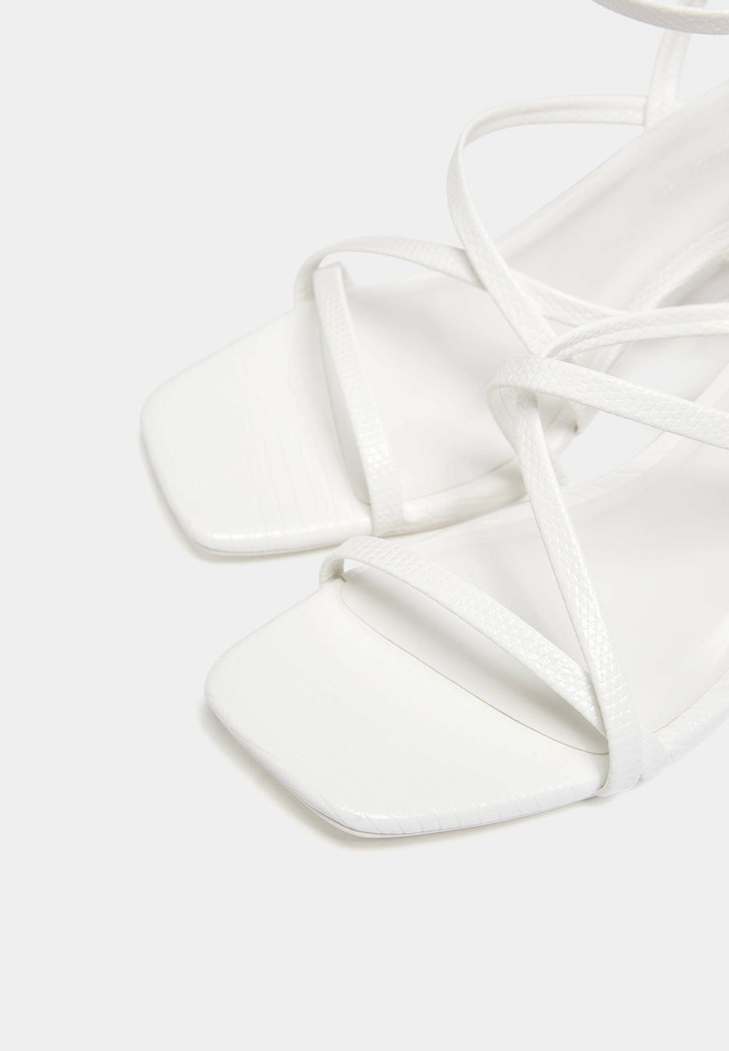 PULL&BEAR PULL&BEAR WITH CROSSOVER STRAPS - Sandals - white Meist gekauft
