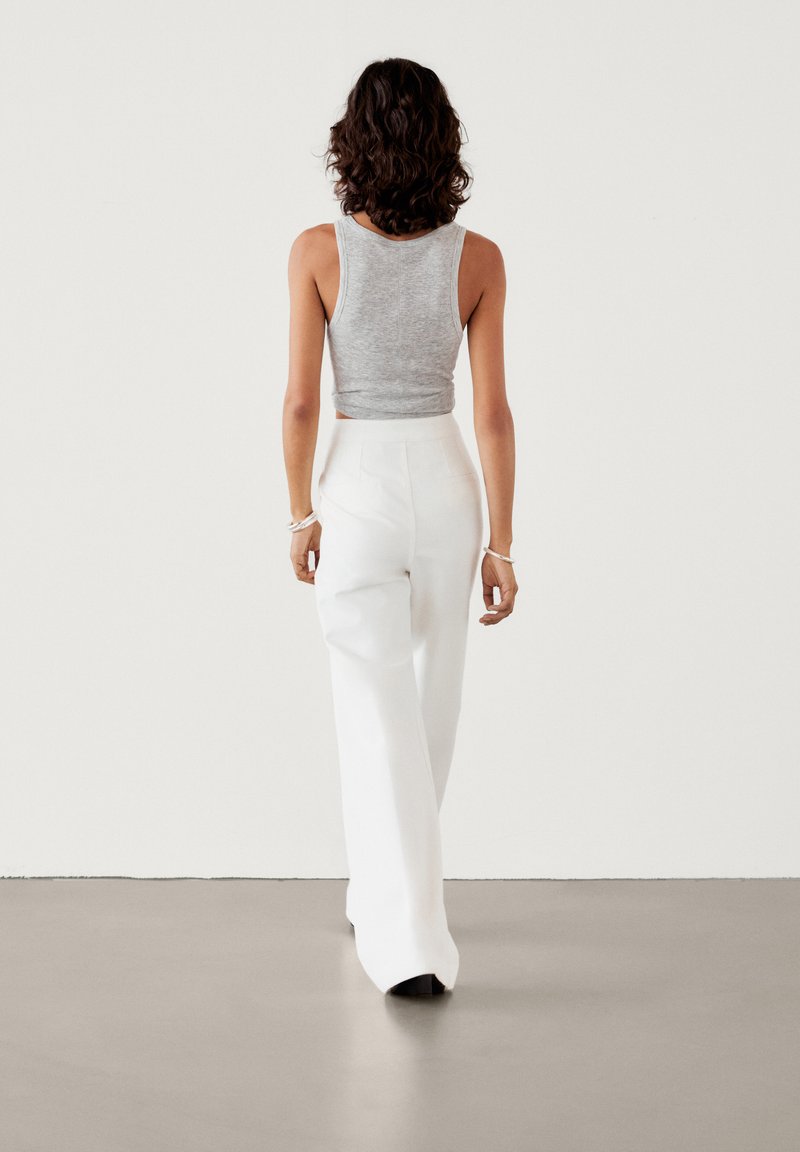 Massimo Dutti Massimo Dutti HIGH-WAIST FLARED - Trousers - white Bis zu 55% Rabatt