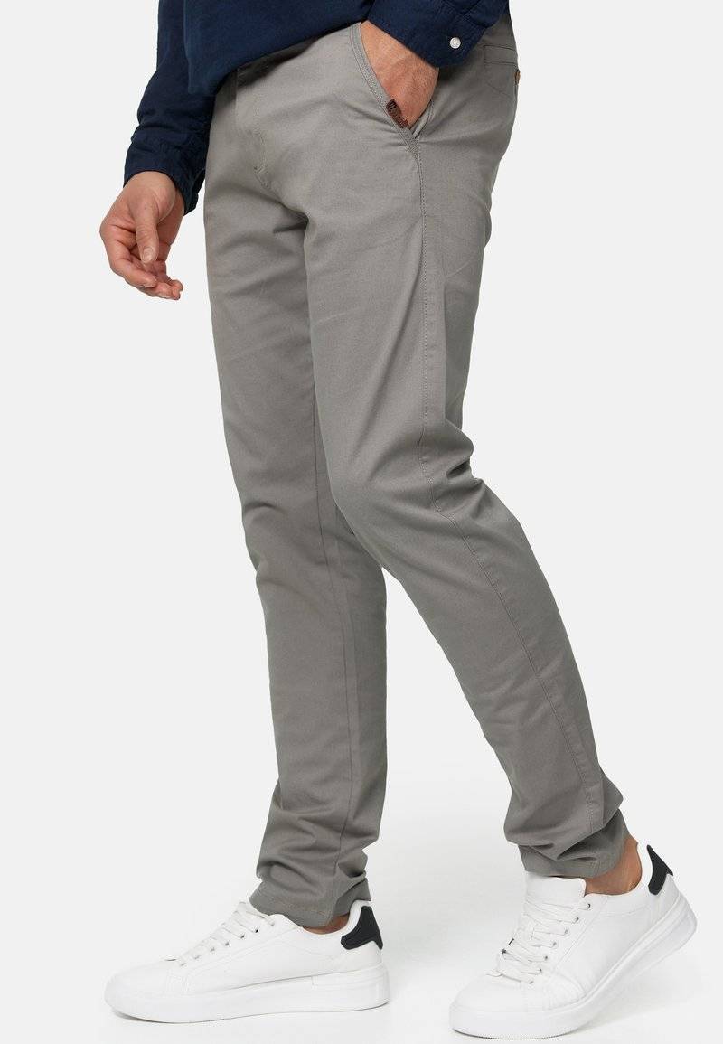 INDICODE JEANS INDICODE JEANS CHERRY - Chinos - light grey 50% Rabatt mit kostenlosem Versand